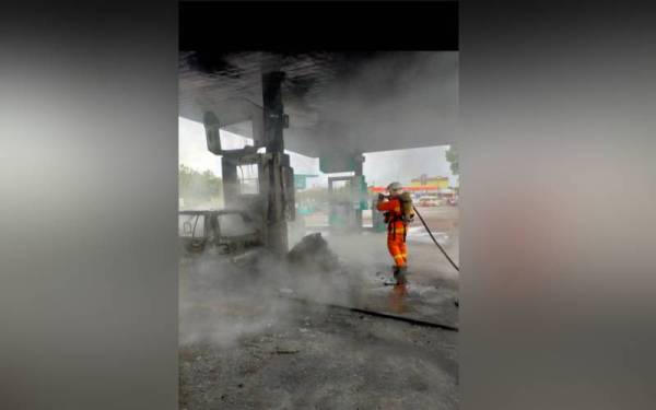 Kebakaran sebuah kereta jenis Perodua Kancil yang turut memusnahkan sebuah pam minyak di stesen minyak di Rantau Panjang. - Foto ihsan bomba