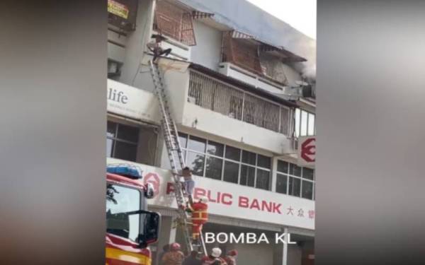 Tindakan pantas anggota bomba berjaya menyelamatkan dua individu yang terperangkap dalam kebakaran di sebuah rumah kedai di Jalan Desa Jaya pada Isnin.
