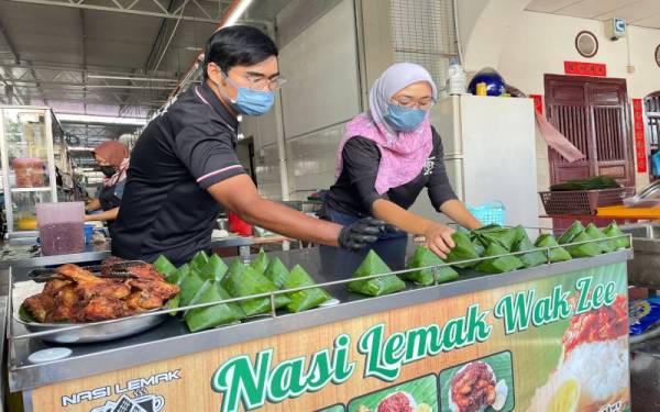 Hana Batrisya dan Muhammad Nur Azizee optimis apabila perniagaan Nasi Lemak Wak Zee kini semakin mendapat sambutan.