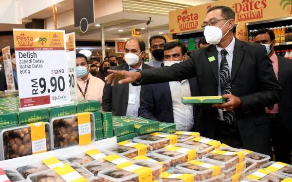 Rosol (kanan) membuat tinjauan harga barang selepas Perasmian Bazar Ramadan 2022 di LuLu Hypermarket Pusat Membeli Belah Setia City pada Isnin. - Foto Bernama