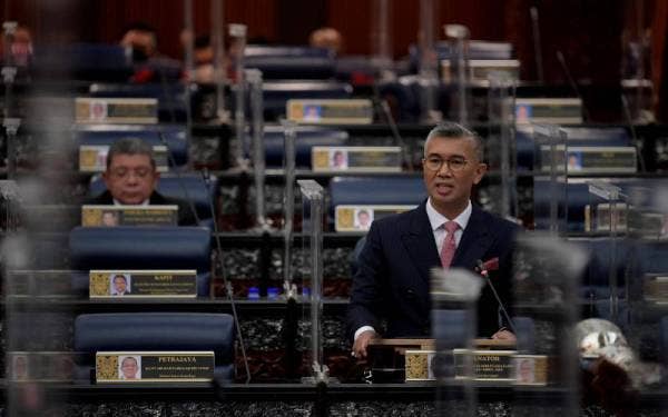Tengku Zafrul ketika sesi menjawab perbahasan Mesyuarat Pertama Penggal Kelima, Parlimen ke-14 di Bangunan Parlimen, pada Isnin. - Foto Bernama