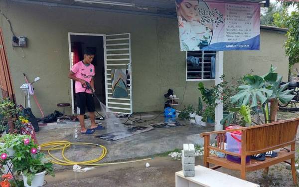 Penduduk Kampung Seri Klebang Tambahan 2 mula membersihkan rumah mereka selepas banjir mulai surut.