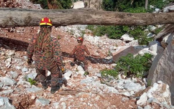 Pasukan STORM menjalankan kerja-kerja meninjau lokasi kejadian dua mangsa tertimbus dalam runtuhan kuari di Simpang Pulai. Foto: Ihsan JBPM Perak