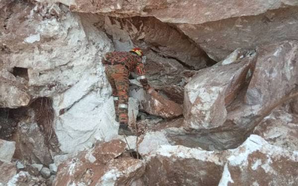 Anggota STORM melakukan pemeriksaan di lokasi kejadian di runtuhan kuari di Simpang Pulai. Foto: Ihsan JBPM Perak