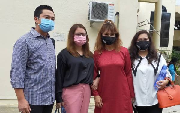 Shariffa Sabrina (dua dari kanan) tiba di pekarangan Mahkamah Sesyen Raub pagi Selasa.Beliau berdepan tiga pertuduhan menduduki tanah kerajaan tanpa kebenaran yang sah.