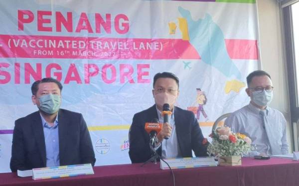 Soon Hin (tiga dari kanan) pada sidang akhbar sempena pelancaran Laluan Perjalanan Lengkap Vaksin atau Vaccinated Travel Lane (VTL) antara Pulau Pinang dan Singapura di sini, pada Selasa.