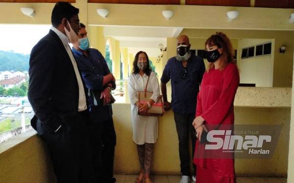 Shariffa Sabrina (kanan) berbincang dengan barisan peguam belanya sebelum masuk ke kamar mahkamah.