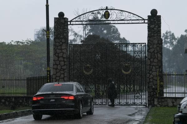 Kenderaan membawa Onn Hafiz Ghazi dilihat memasuki pintu belakang Istana Bukit Serene pada 1.47 petang tadi. -Foto Bernama