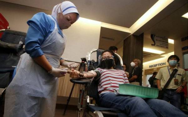 Orang ramai disaran tampil menderma darah secara berkala bagi membantu keperluan di hospital. - Foto Bernama