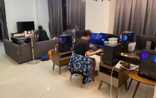 Antara suspek yang diberkas dipercayai terlibat kegiatan penipuan dalam talian di sebuah unit kondominium di Jalan Yap Kwan Seng pada Selasa.