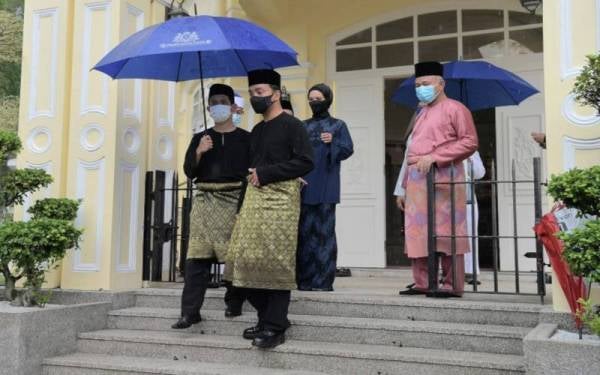 Onn Hafiz Ghazi (dua dari kiri) menziarahi pusara moyangnya, Datuk Onn Jaafar dan buyutnya (bapa kepada moyang) Datuk Jaafar Muhammad di Makam Diraja Bukit Mahmoodiah, selepas selesai mengangkat sumpah sebagai Menteri Besar Johor di hadapan Sultan Johor Sultan Ibrahim Almarhum Sultan Iskandar di Istana Bukit Serene pada Selasa. -Foto:Bernama