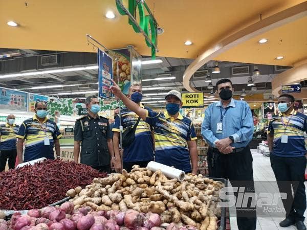 Abdul Yunus (tengah) meninjau pelaksanaan Program Jualan Keluarga Malaysia yang bermula 15 hingga 20 Mac ini di pasar raya besar Mydin Meru Raya.