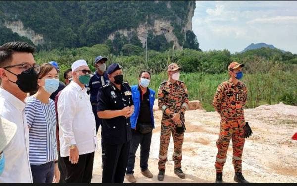 Razman (tiga dari kiri) meninjau usaha menyelamat yang dijalankan pasukan bomba di lokasi runtuhan batu kuari membabitkan dua mangsa di Simpang Pulai. - Foto ihsan pembaca