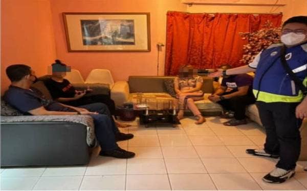 Dua wanita disyaki terlibat dalam aktiviti pelacuran ditahan di Taman Usahawan Kepong pada Isnin.