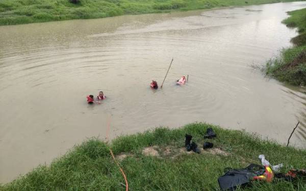 Pihak bomba menggunakan teknik pencarian dasar sebelum menemui mangsa pada jarak kira-kira 2.1 meter dari tebing.