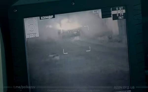 Kenderaan berperisai tentera Rusia musnah dibedil dari sebuah kenderaan berperisai tentera Ukraine di Mariupol pada Isnin. - Foto Instagram/ Azov Regiment