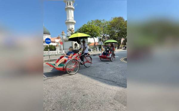 Pengayuh beca di Pulau Pinang mengharapkan dengan pembukaan pintu sempadan negara pada 1 April nanti akan memberi sinar kepada mereka.