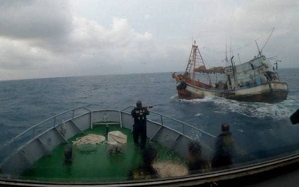 Seramai 17 nelayan Vietnam ditahan bahagian Perlindungan Sumber Jabatan Perikanan Negeri Terengganu pada jarak 60.1 batu nautika dari Kuala Kemaman,11 Disember tahun lalu.