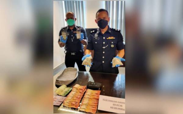 Ahmad Ridhwan menunjukkan rampasan wang tunai susulan tertangkapnya dua lelaki untuk siasatan kes pecah rumah di Telok Panglima Garang, Banting pada 7 dan 8 Mac lalu.