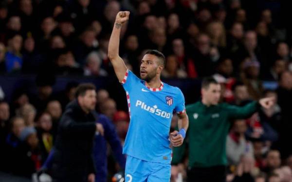 Renan Lodi meraikan jaringannya ketika membantu Atletico tewaskan United di Old Trafford awal pagi Rabu.