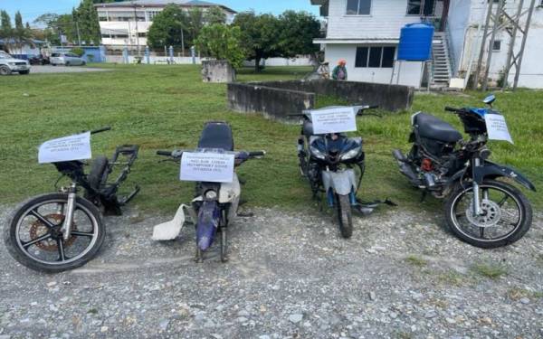 Empat motosikal yang dirampas dipercayai hasil kegiatan jenayah curi di sekitar Tuaran.