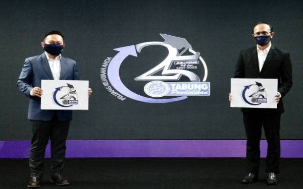 Wan Saiful (kiri) dan Ketua Eksekutif PTPTN, Ahmad Dasuki Abdul Majid sempena pelancaran logo Sambutan Jubli Perak 25 Tahun PTPTN.