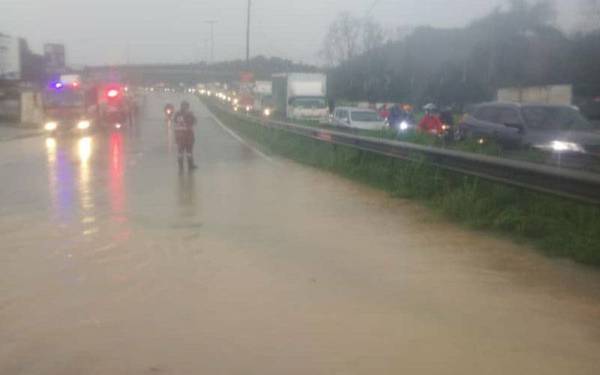 Jalan Puncak Alam menghala ke Taman Subang berdekatan Kampung Melayu Subang dilanda banjir kilat, pada Rabu.