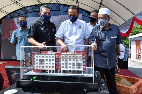  Ahmad Samsuri (tengah) meninjau model rumah selepas merasmikan majlis pecah tanah projek Rumah Pangsa Mampu Milik (RPMM) Banggol Pauh pada Rabu. -Foto Bernama