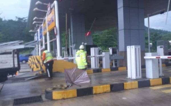 Aliran trafik di Plaza Tol Taman Rimba Templer dari arah Kuala Selangor ke Selayang/Rawang sesak berikutan hujan dan angin kencang pada Rabu.