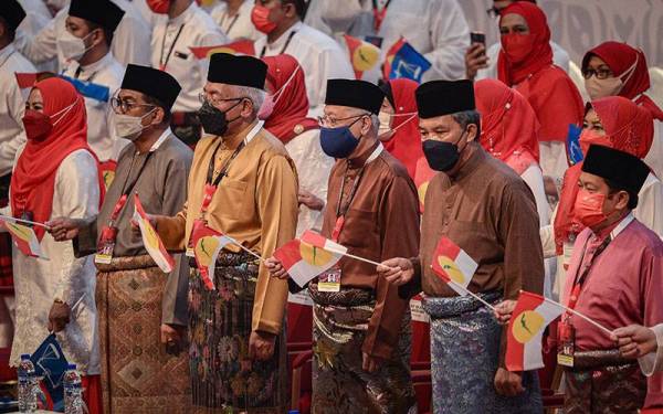 Perdana Menteri yang juga Naib Presiden UMNO Datuk Seri Ismail Sabri Yaakob (empat, kiri) bersama Timbalan Presiden UMNO Datuk Seri Mohamad Hasan (dua, kanan) hadir pada Perasmian Perhimpunan Agong Pergerakan Sayap Wanita, Pemuda dan Puteri UMNO sempena Perhimpunan Agung UMNO (PAU) 2021 di Dewan Merdeka Pusat Dagangan Dunia Kuala Lumpur (WTCKL) malam ini.