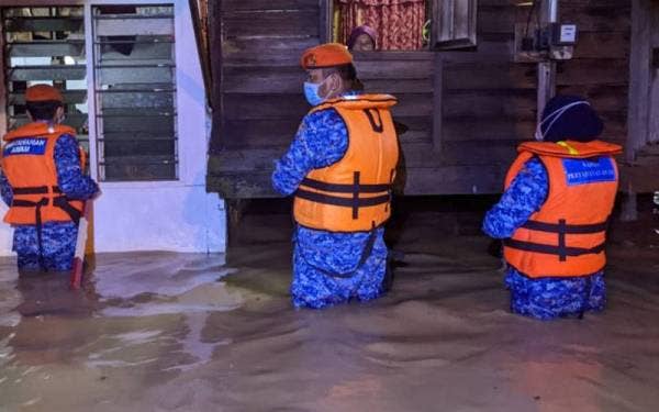 Anggota APM memantau keadaan mangsa terjejas banjir di Kulim, Kedah. Foto APM