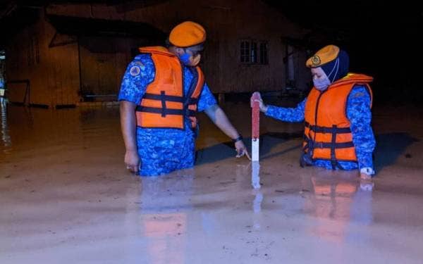 Pemantauan dilakukan di kawasan terjejas membabitkan 50 buah rumah ditenggelami air. Foto APM