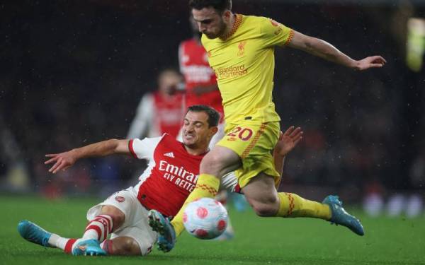 Antara aksi menarik perlawanan Arsenal menentang Liverpool dalam saingan liga di Emirates.