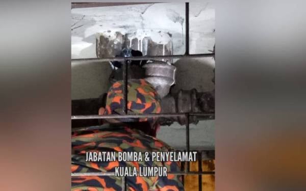 Anggota bomba mengambil masa dua jam untuk mengeluarkan kaki kanak-kanak yang tersepit dalam mangkuk tandas di Taman Maluri pada Rabu.