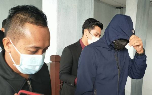 Abdul Halim (tengah) dituduh meminta dan menerima rasuah di Mahkamah Sesyen pada Khamis.