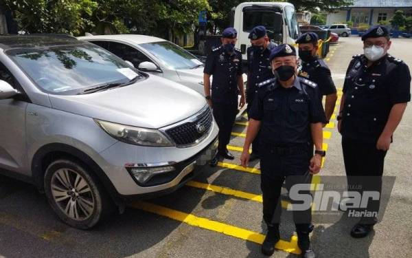 Beh Eng Lai melihat kenderaan milik mangsa di Balai Polis Jinjang pada Khamis.