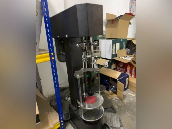 Antara peralatan memproses arak tiruan yang dirampas PGA dalam serbuan di sebuah premis di Gombak, Selangor pada Rabu.