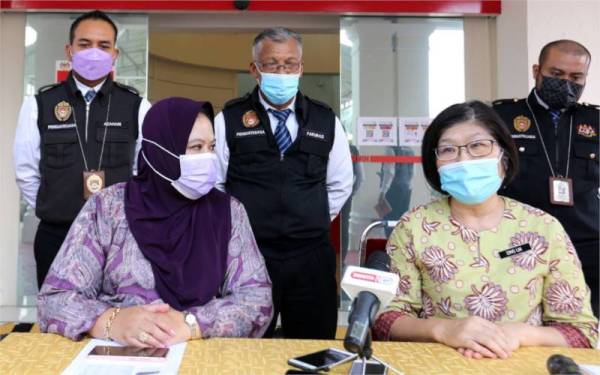 Lay Ming (duduk, kanan) bercakap kepada pemberita dalam sidang akhbar pada Khamis.