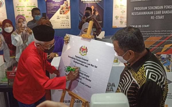 Mahdzir ketika gimik pelancaran Pameran Korporat Kementerian Pembangunan Luar Bandar bersempena Perhimpunan Agung UMNO di Pusat Dagangan Dunia Kuala Lumpur (WTCKL) pada Khamis.