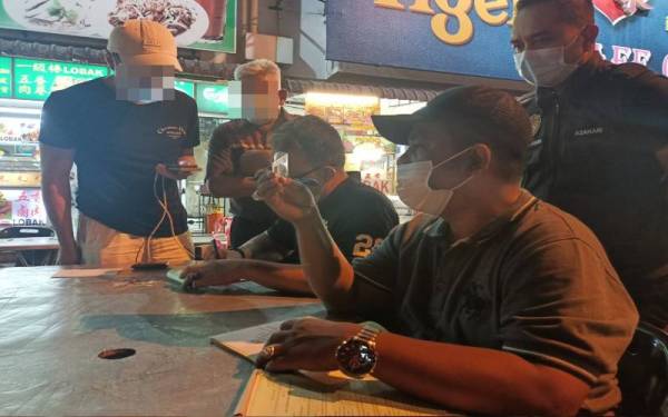 Seorang pelanggan dikenakan kompaun atas kesalahan merokok dalam satu operasi yang dijalankan di sebuah pusat makanan di Ipoh, pada Selasa lepas.