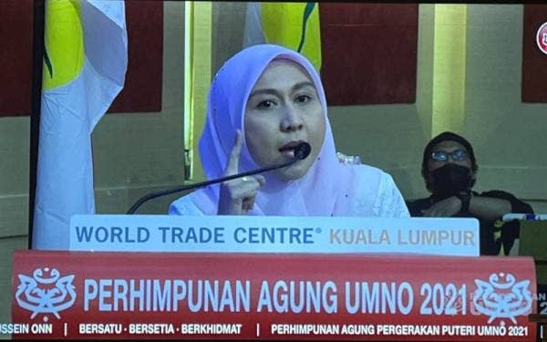 Nur Farhana ketika membentang dan membahaskan usul Perhimpunan Agung Pergerakan Puteri UMNO 2021 di Pusat Dagangan Dunia Kuala Lumpur pada Khamis.