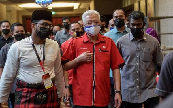Ismail Sabri diiringi Presiden Kelab UMNO Siswa, Ahmad Al-Mubarak Mohamed Kunyi (kiri) ketika menghadiri majlis perjumpaan bersama Kelab Mahasiswa UMNO Malaysia sempena Perhimpunan Agung UMNO (PAU) 2021 di Dewan Merdeka, Pusat Dagangan Dunia Kuala Lumpur hari ini. - Foto Bernama