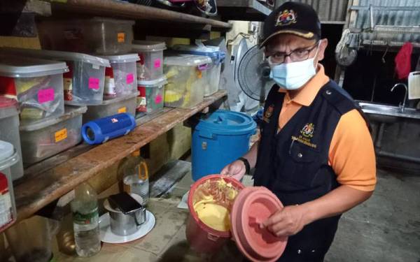 Dr Mohd Anuar menunjukkan bekas bahan mentah disyaki mempunyai kesan gigitan tikus yang dikesan dalam Operasi Bersepadu Premis Makanan Bersih di Kuala Terengganu dan Kuala Nerus.