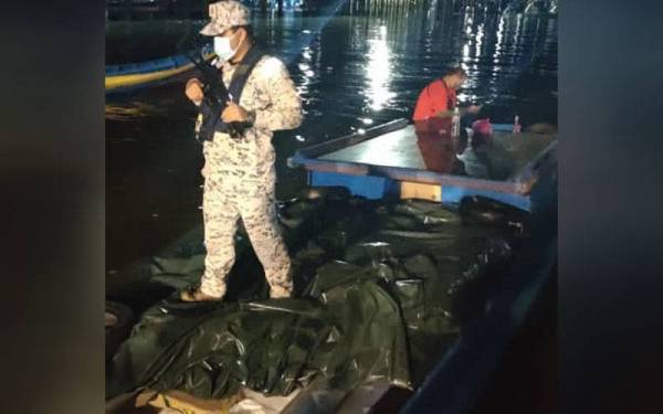 Bot dan muatan diiring masuk ke Jeti Zon Maritim Tawau untuk siasatan lanjut.