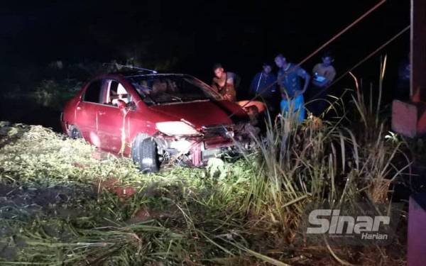 Kenderaan jenis Honda City berjaya ditarik keluar dari tali air.
