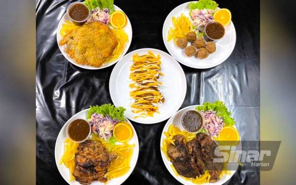 Makanan ala barat yang turut dijual di gerai makan Nik Muhamad Afiq di Kota Bharu yang baru dua bulan beroperasi.