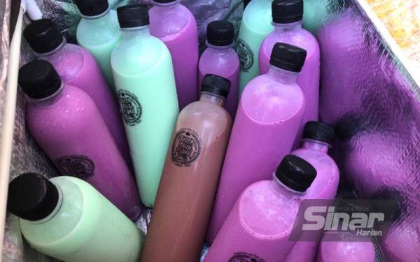 Susu berperisa coklat, strawberi, epal dan keladi yang dihasilkan Nik Muhamad Afiq di Kota Bharu.