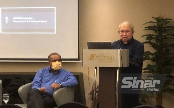 Tengku Razaleigh (kanan) ketika berucap pada forum awam bertajuk 'Kontroversi Suruhanjaya Pencegahan Rasuah Malaysia (SPRM), korupsi dan kes reformasi politik wang’ di Kuala Lumpur pada Khamis.