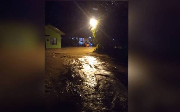 Kawasan Kampung Genting Malik di sini dinaiki air setinggi 0.9 meter ekoran limpahan air dari sungai berhampiran ketika hujan lebat pada malam Khamis.