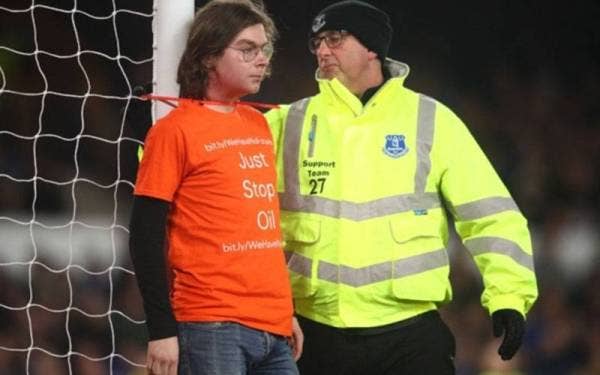 Seorang pemuda yang memakai baju oren dengan perkataan 'Just Stop Oil' berjaya ditahan pegawai bertugas. -Foto Getty Images